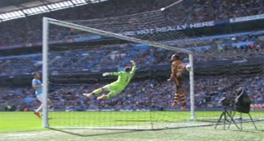 صيد المحترفين.. يايا توريه يضع المحمدي في المرمي